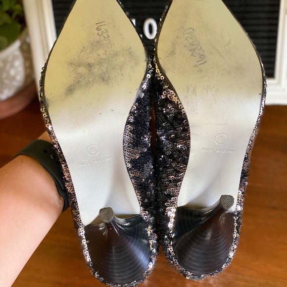 High Heels and Matching handbag. Silver and Black. - Picture 4 of 6